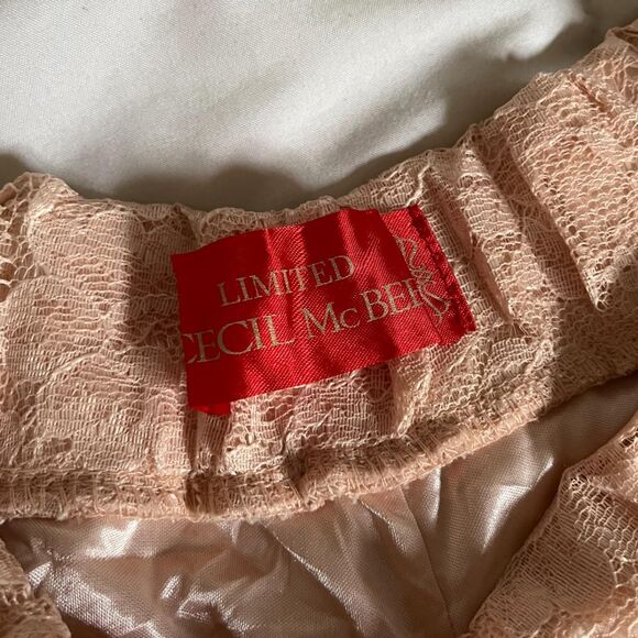 Vintage Y2K Peach Pink Tiered Lace Mini Shorts with Pockets from Cecil McBee - Picture 7 of 8